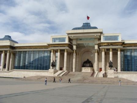 Oelan Bator - Sukhbataarplein met monumentaal nieuw Gengis Khanmonument